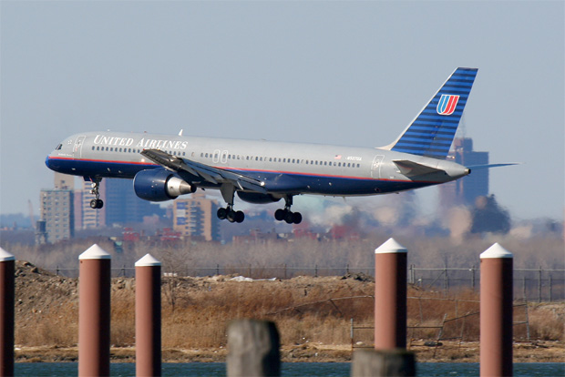 A United Airlines 757 (N507UA) seen here completing the Expressway Visual 31 approach. (Photograph by Matt Molnar)