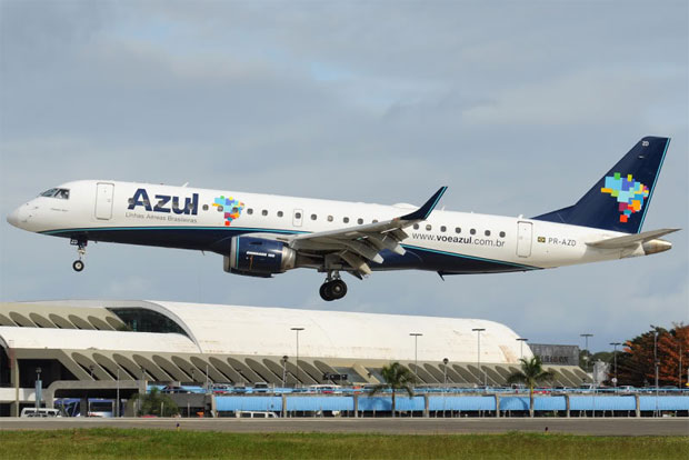 Photo of the Day: An Azul Embraer E-190 PR-AZD on very short final for Salvador da Bahia, Brazil